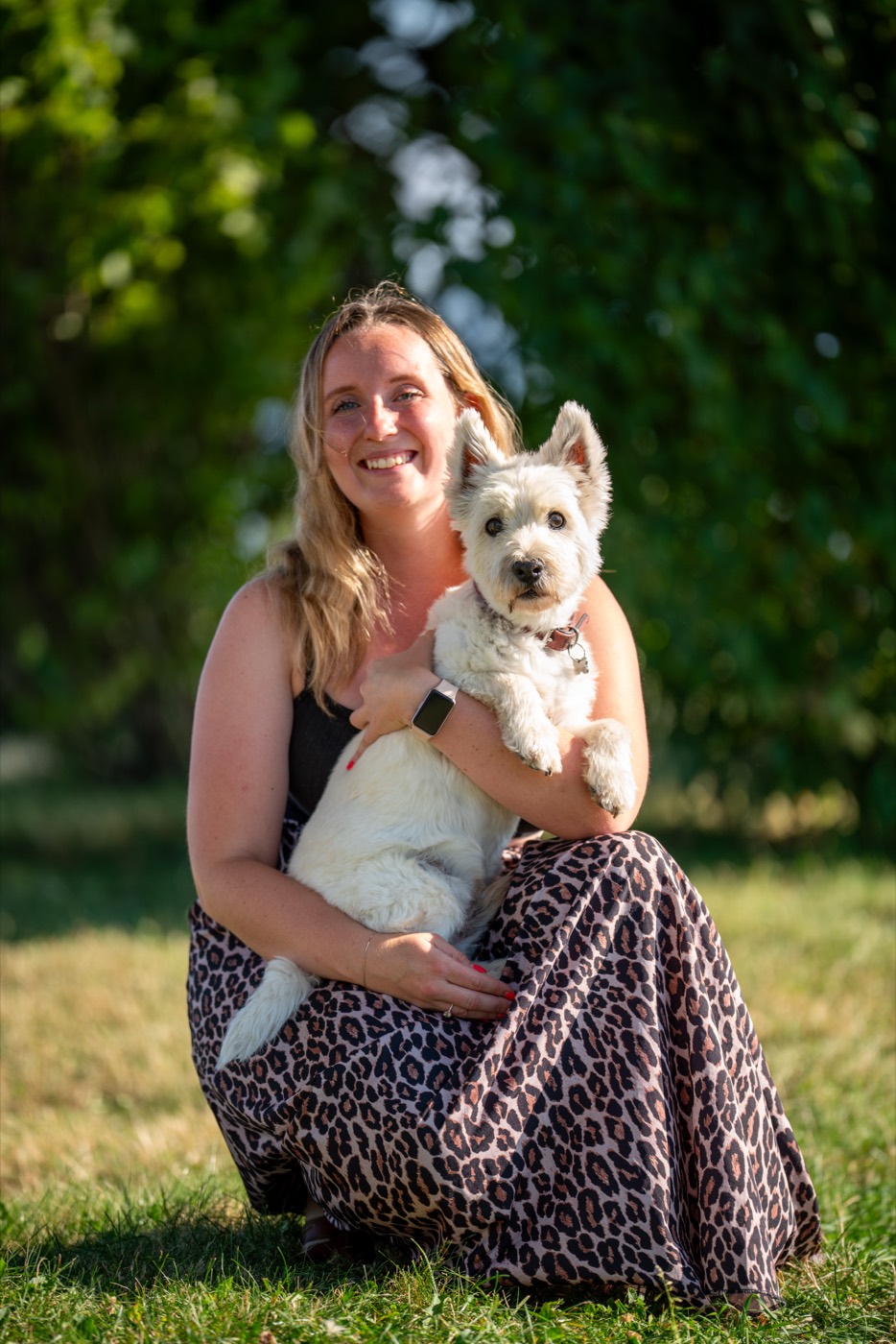 Elodie, co-fondatrice de bulle&dogs sàrl, avec un chien