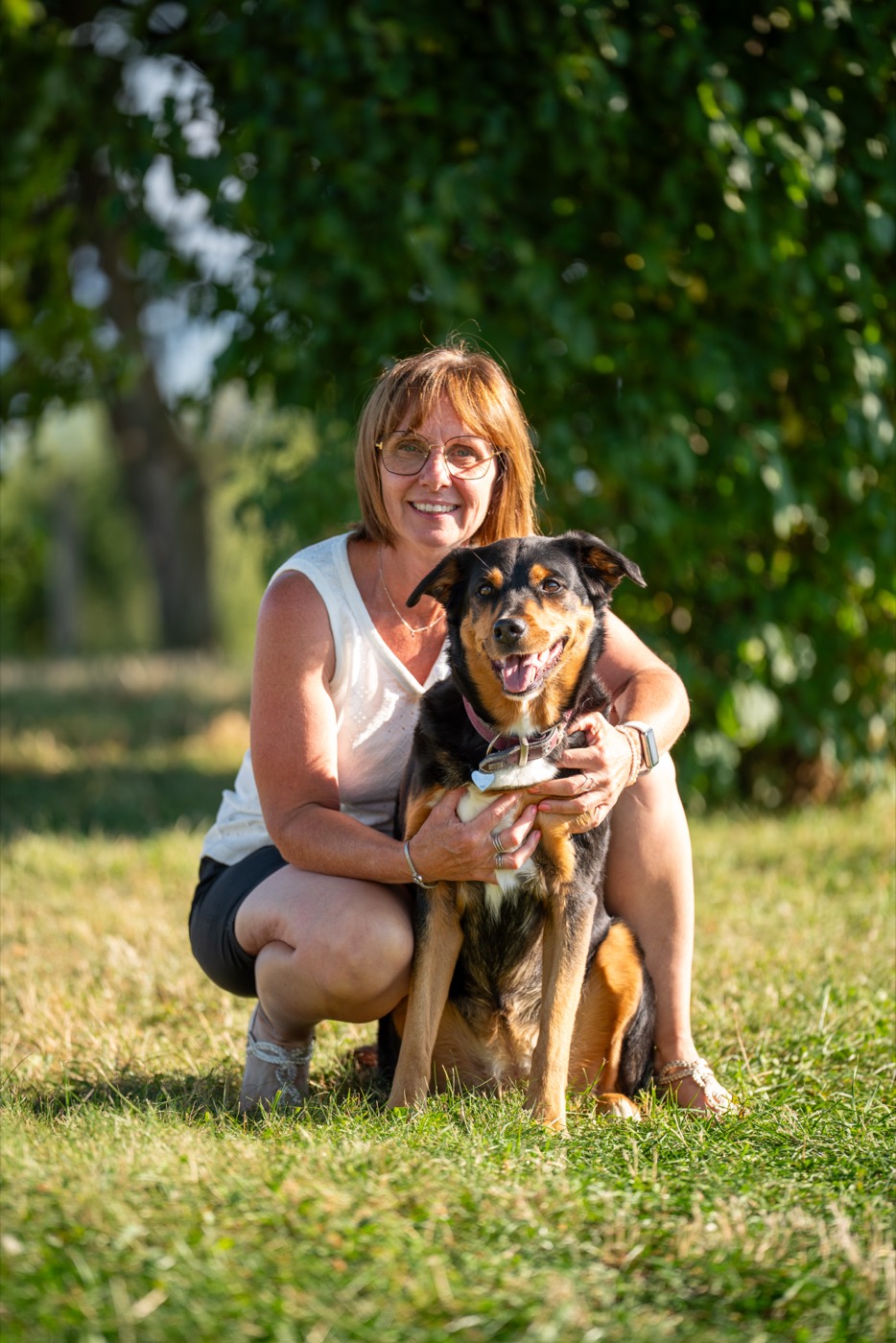 Géraldine, co-fondatrice de bulle&dogs sàrl, avec un chien