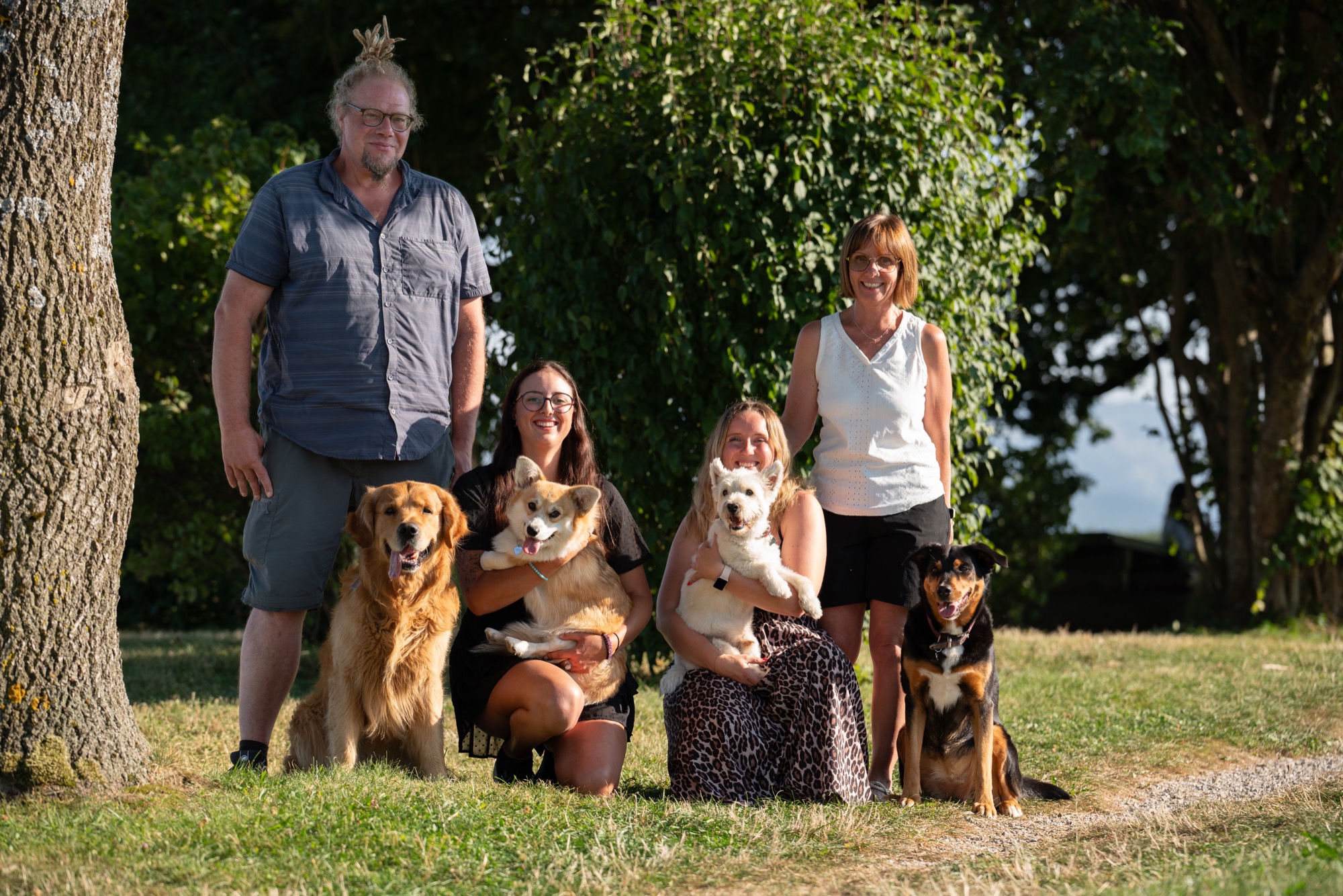 Toute l’équipe de Bulle&Dogs réunie avec ses chiens